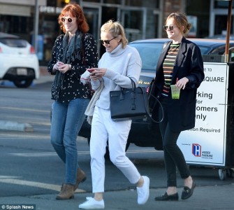 2EDEBA5400000578-3337516-Dakota_Johnson_right_and_Florence_Welch_second_left_stepped_out_-m-8_1448729677272